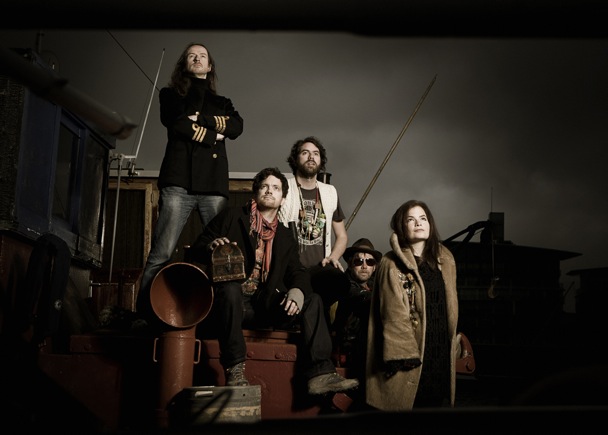 Tunng - "Hustle (Bloc Party Remix)"