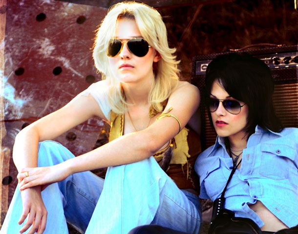 Dakota Fanning Kristen Stewart Runaways Movie Still