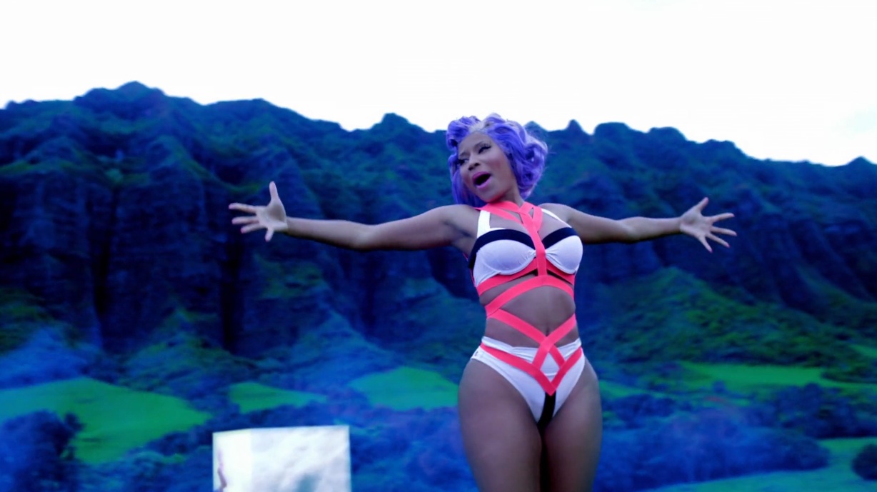 Nicki Minaj - "Starships" Video