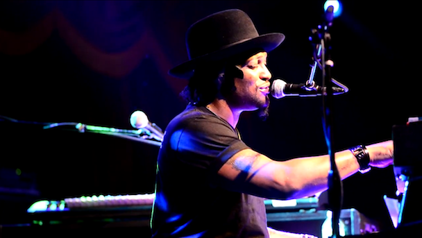Watch DAngelo Perform At Brooklyn Bowl