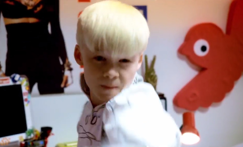 Robyn - "U Should Know Better" video