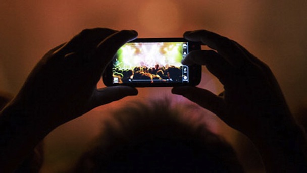 Johnny Marr, Foals, Alt-J Weigh In On Camera Phones At Concerts Debate