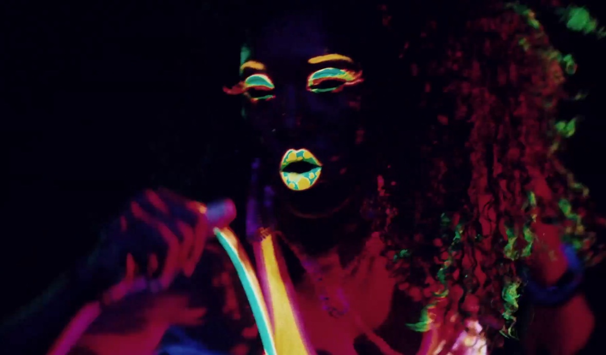 Major Lazer - "Sweat" video