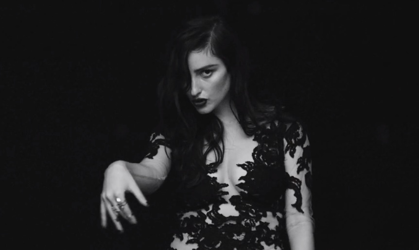 BANKS - "Beggin For Thread" video
