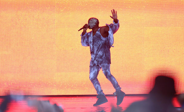 Kanye Fills In For Drake At Wireless Festival