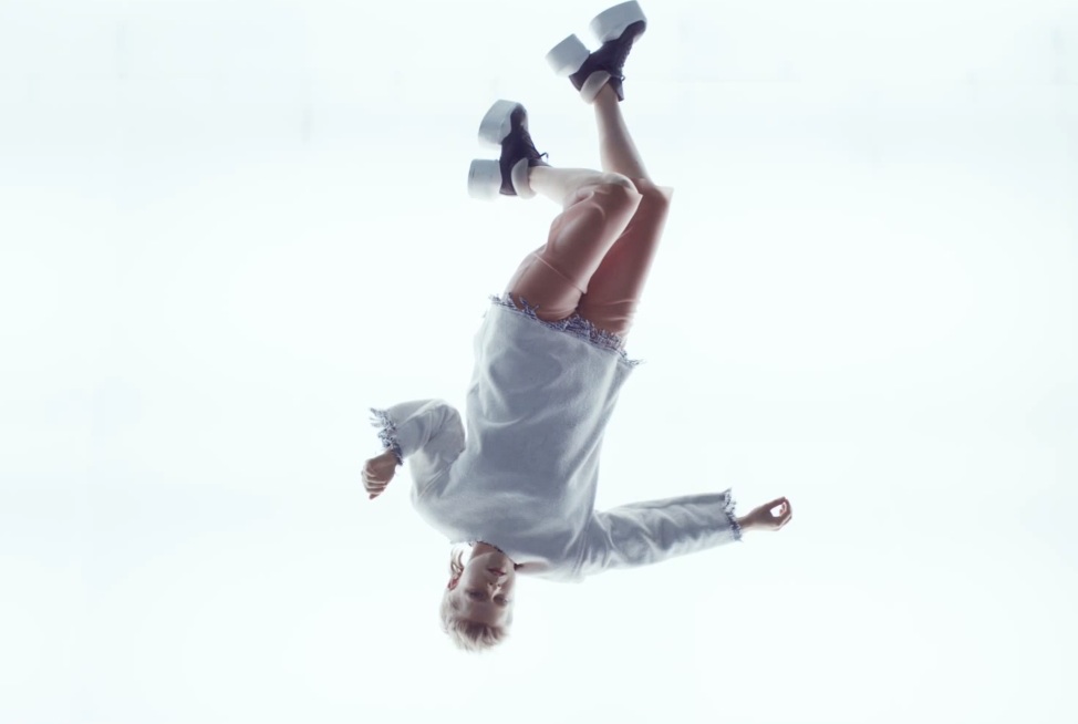 Robyn and Royksopp - "Monument" video
