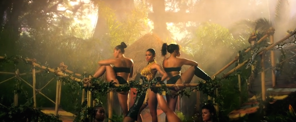 Nicki Minaj Backup Dancer Bit By Snake During VMA Rehearsal