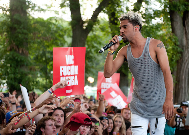 Watch Vic Mensa Cover The White Stripes' "Seven Nation Army" At Lollapalooza