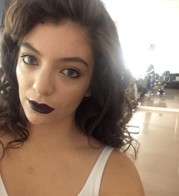 Watch Lorde Sing "Yellow Flicker Beat" On Alan Carr: Chatty Man