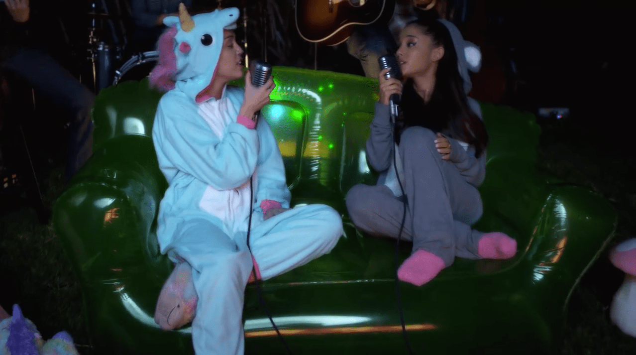 Miley Cyrus Ariana Grande Don't Dream It's Over