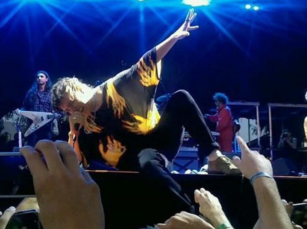 Watch Julian Casablancas + The Voidz Cover Milli Vanilli At Beach Goth 4