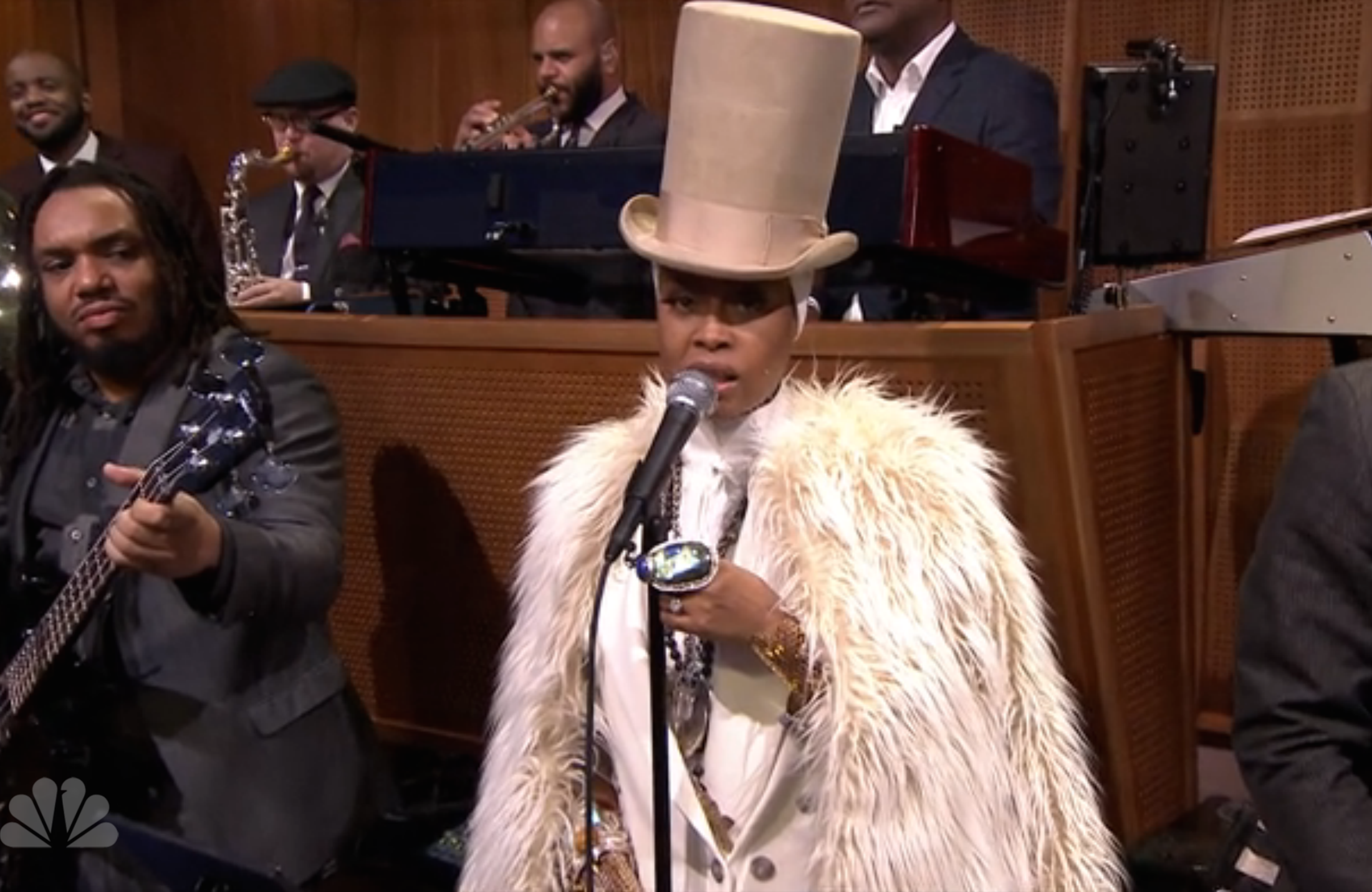 Watch Erykah Badu Perform With The Roots On Fallon