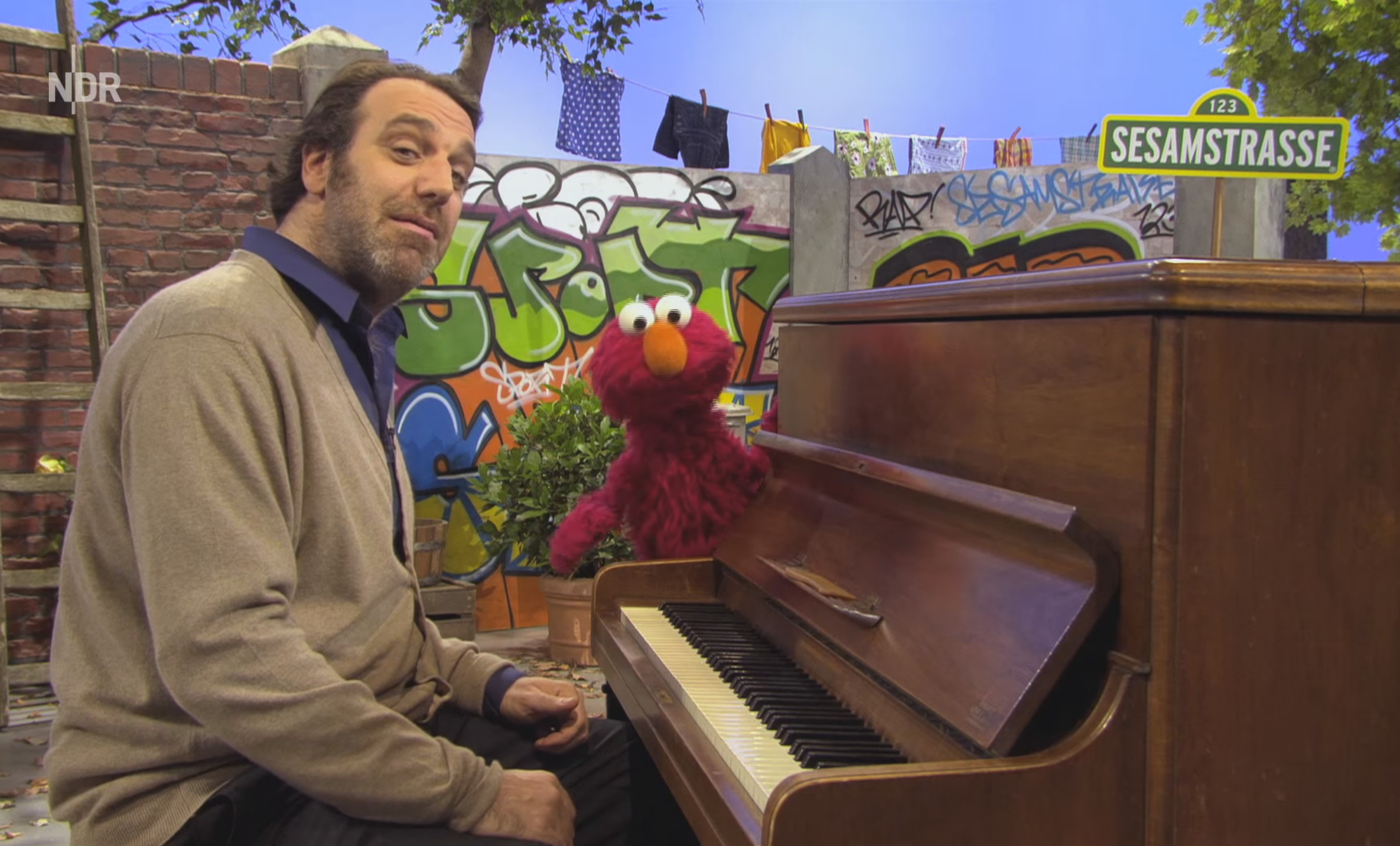 Preview Chilly Gonzales With German Elmo On Sesamstrasse
