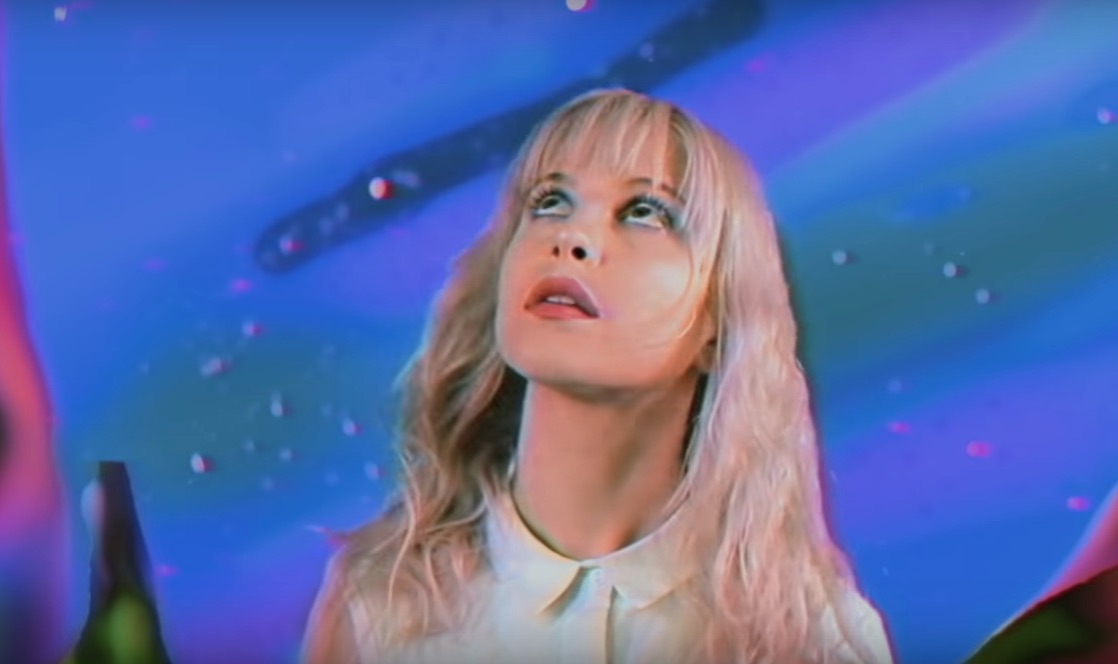 Paramore-Caught-In-The-Middle-video