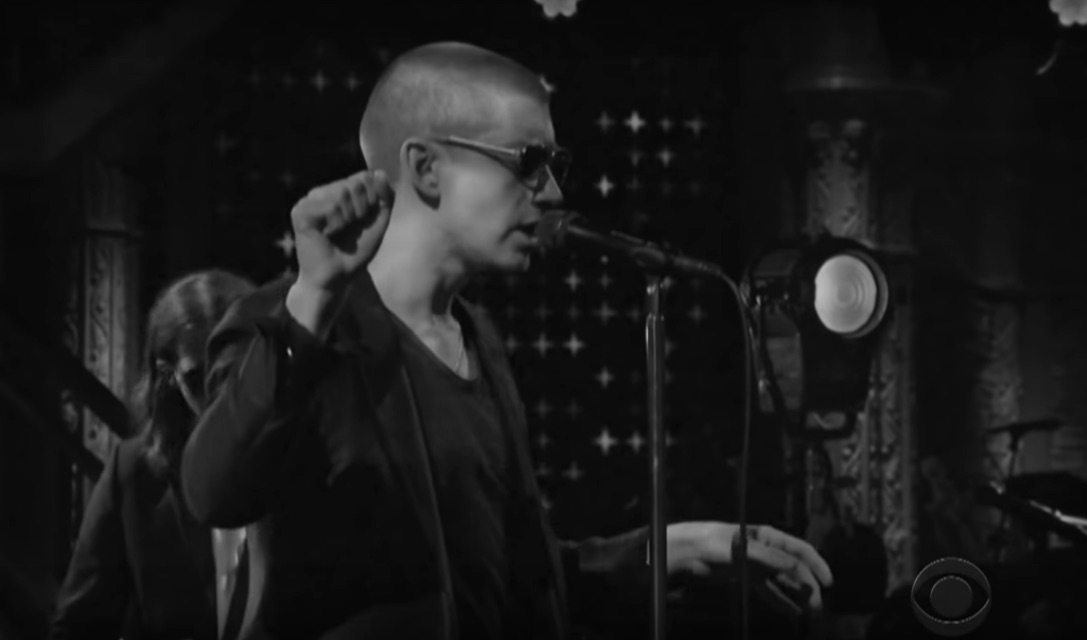 Arctic-Monkeys-on-Colbert