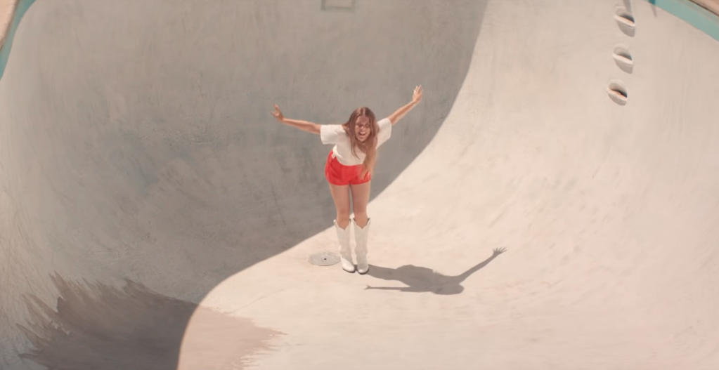 Maggie-Rogers-Give-A-Little-video