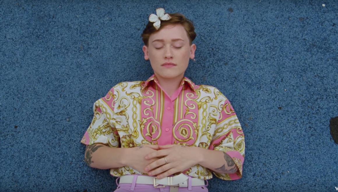 SOAK-Everybody-Loves-You-video