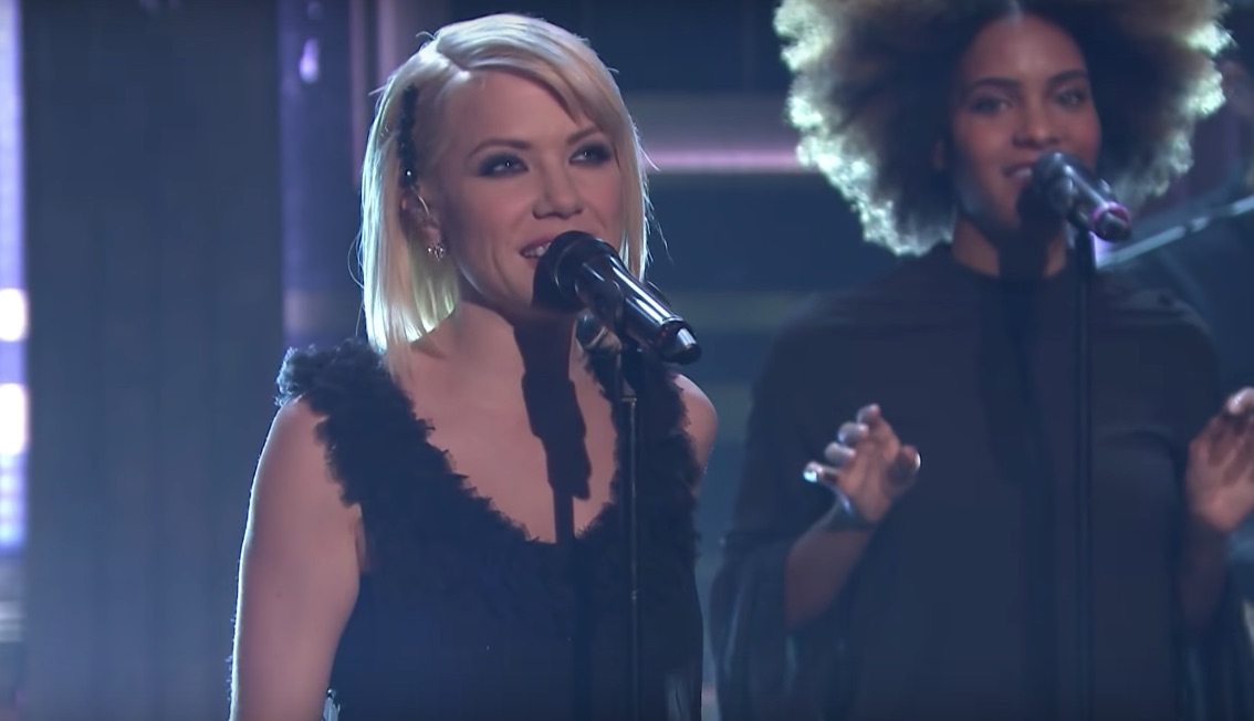 Carly-Rae-Jepsen-on-The-Tonight-Show