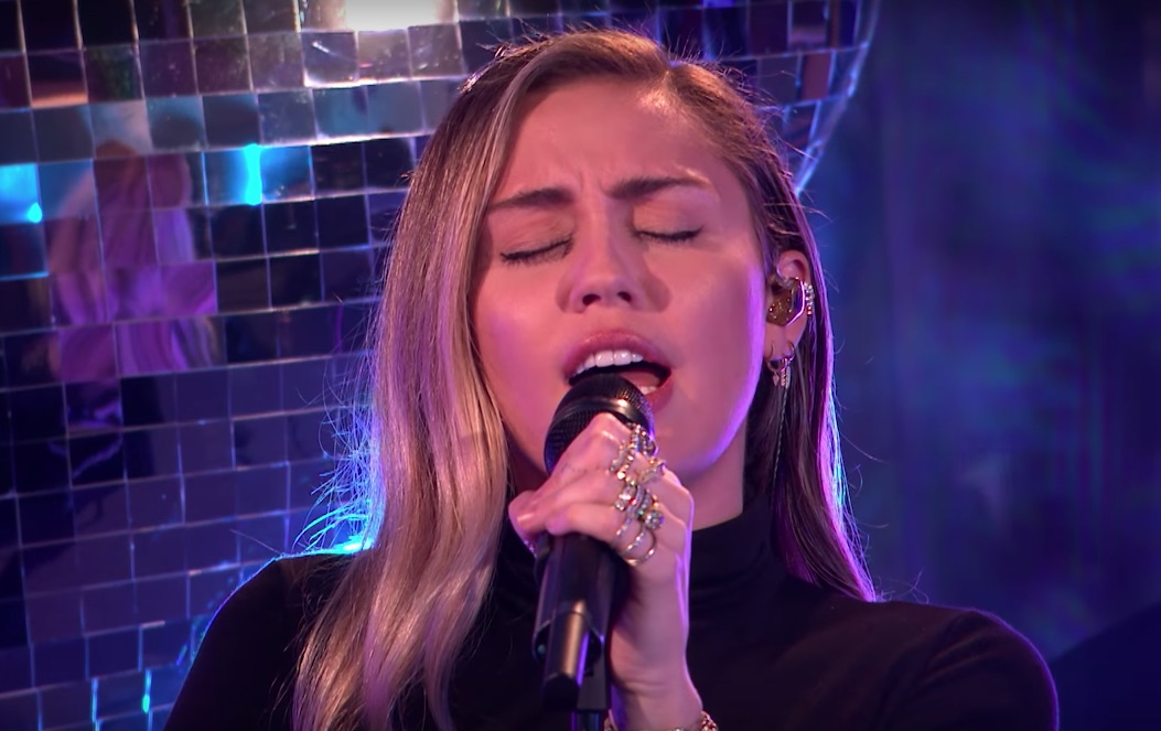 Miley-Cyrus-in-Live-Lounge