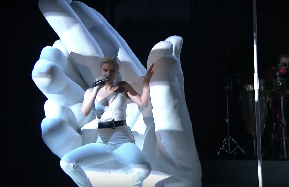 Robyn-on-The-Tonight-Show