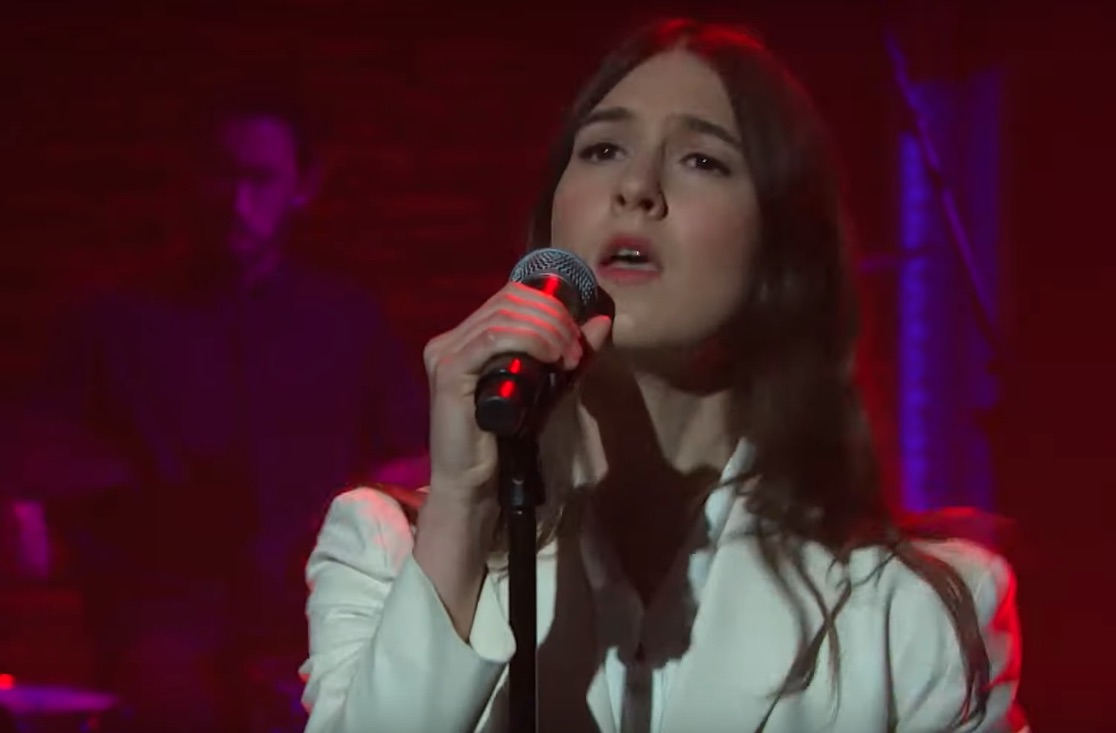 Weyes-Blood-on-Seth-Meyers