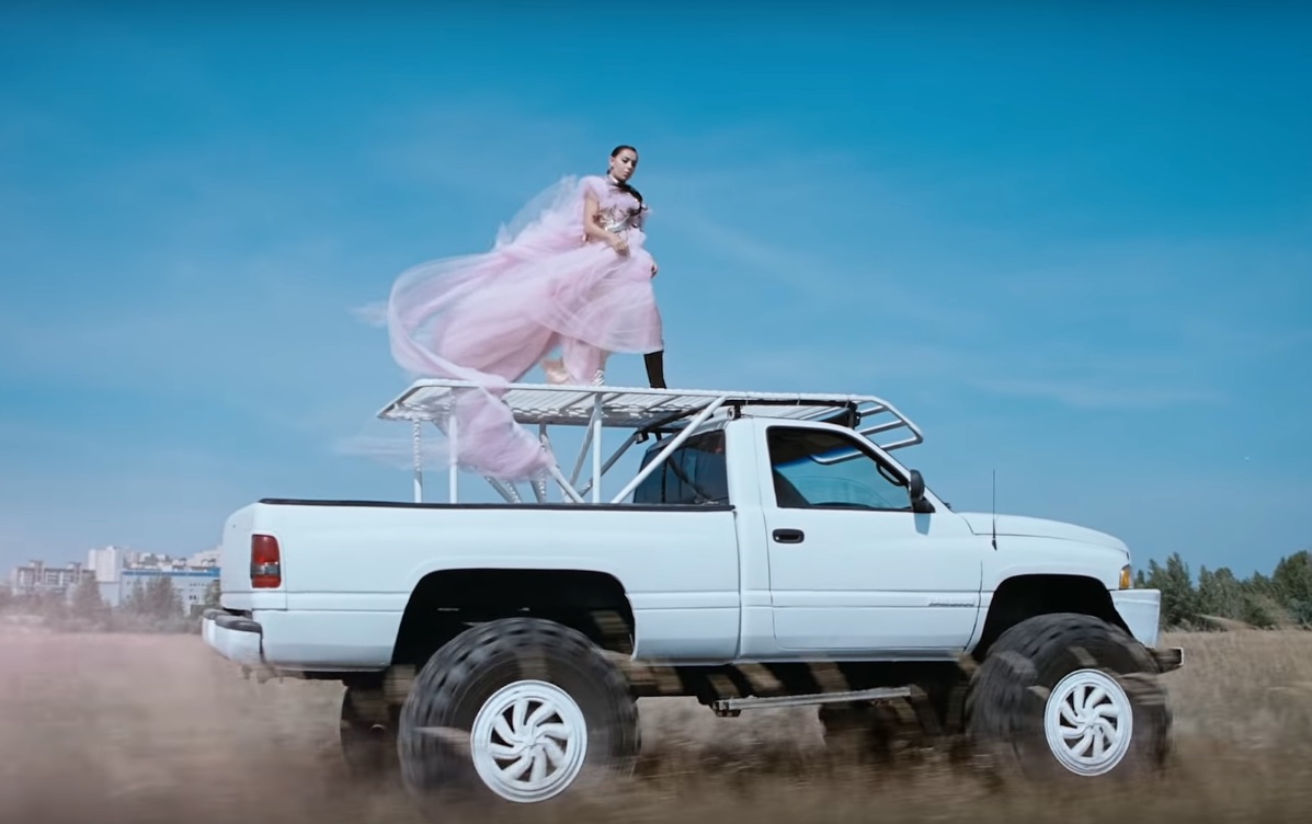 Charli-XCX-White-Mercedes-video