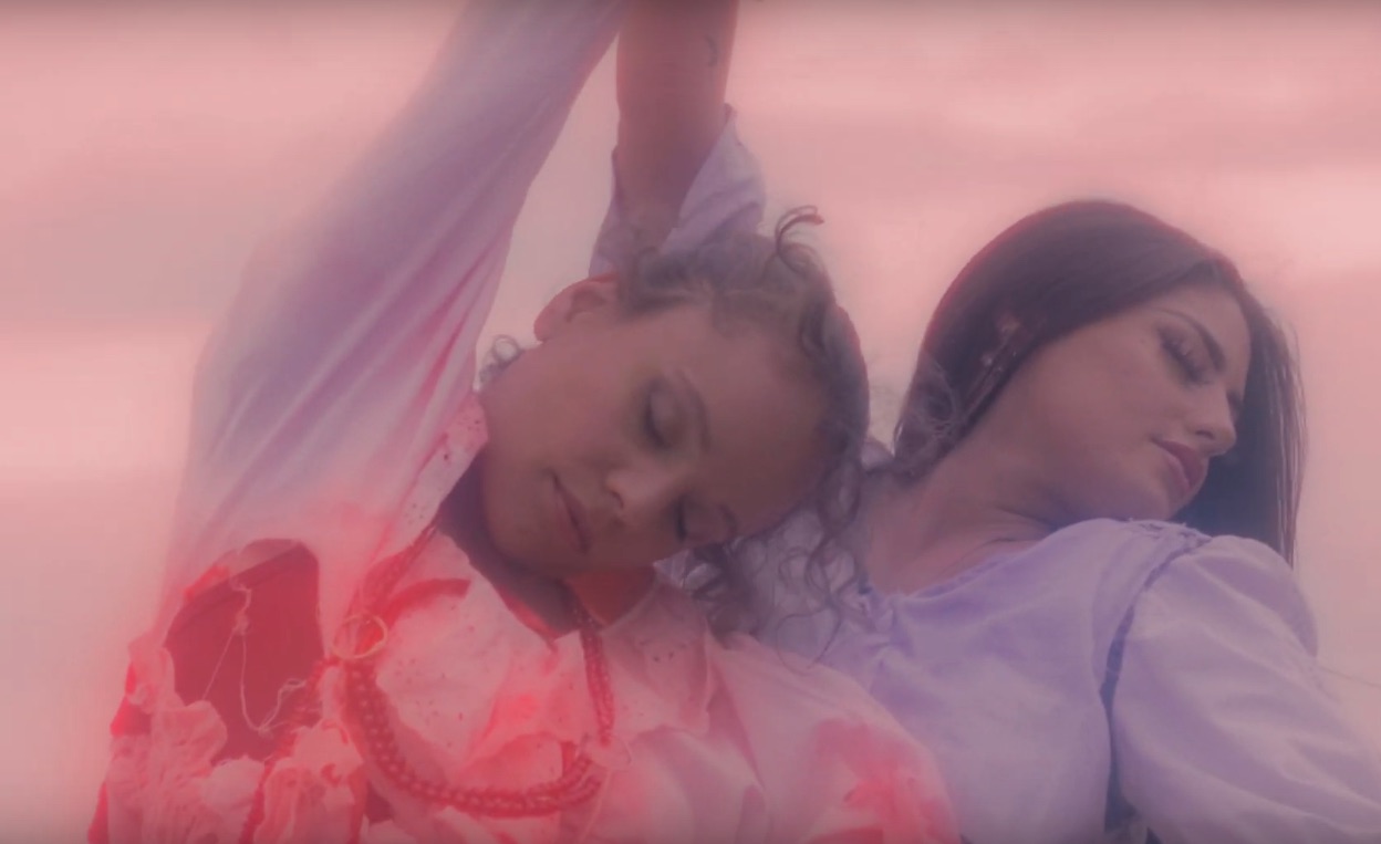 Fauness-Inanimate-Girl-video