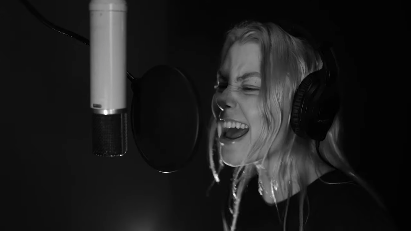 Matt Berninger - "Walking On A String" (Feat. Phoebe Bridgers)