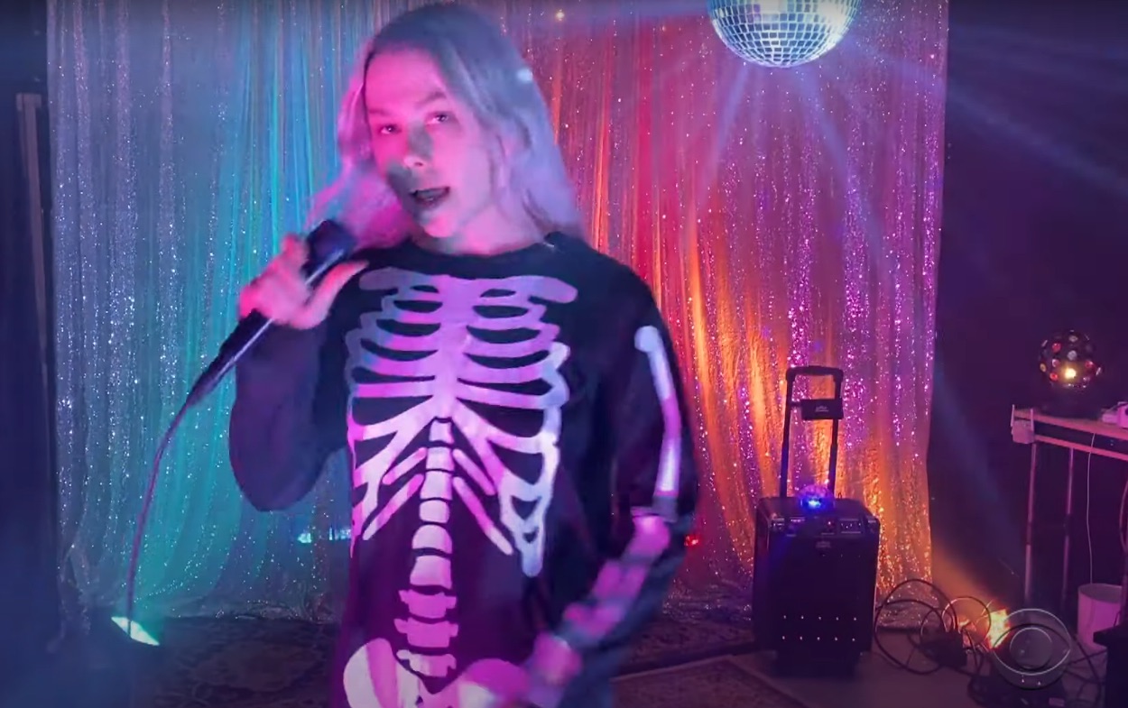 Phoebe-Bridgers-on-Colbert