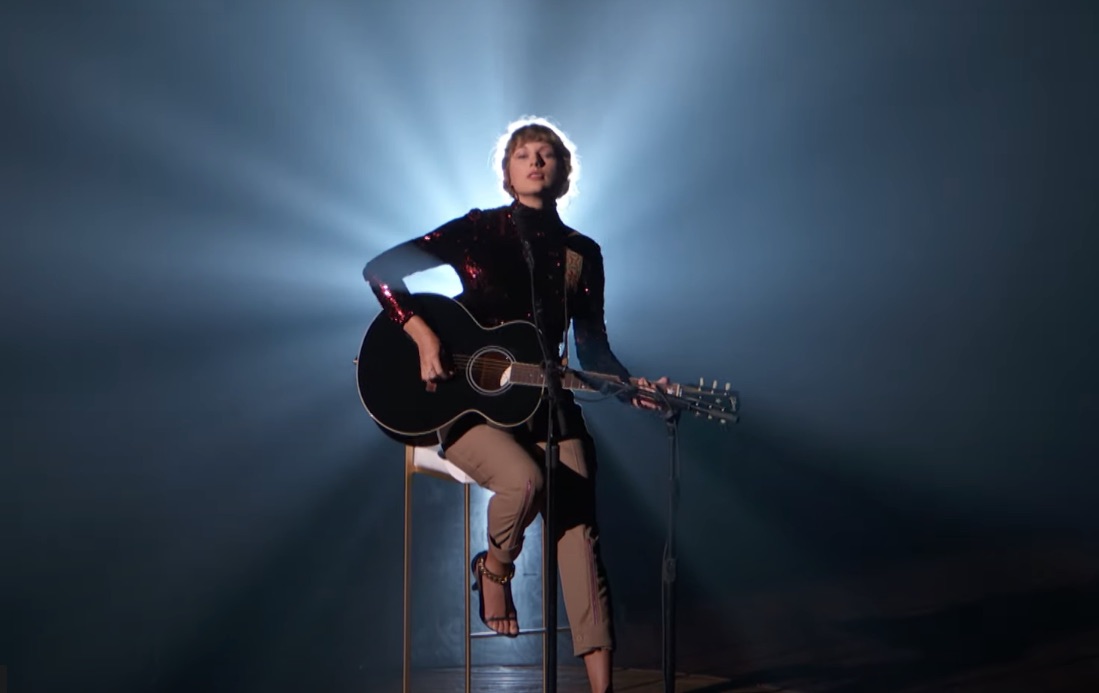 Taylor-Swift-at-ACM-Awards