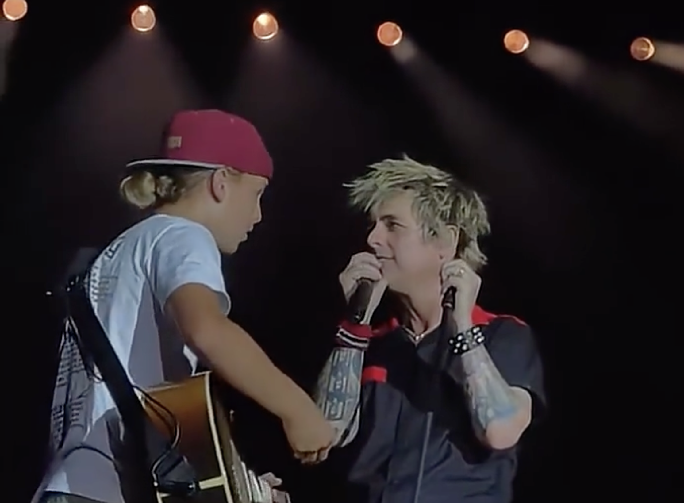 Fan Pranks Green Day With "Wonderwall"