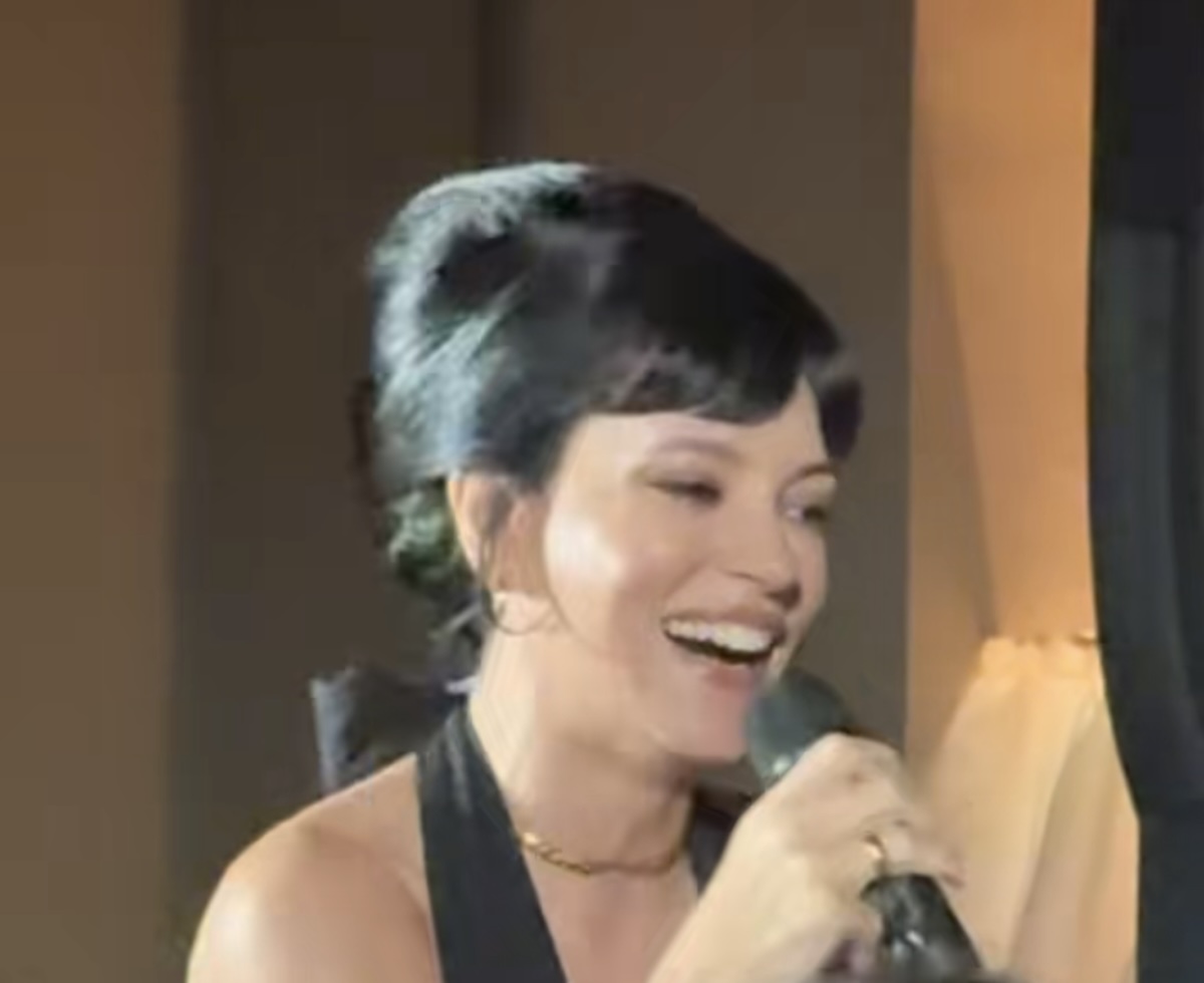 Lily Allen Sings “Pussy Palace” Live For The First Time At Acoustic Chanel Show