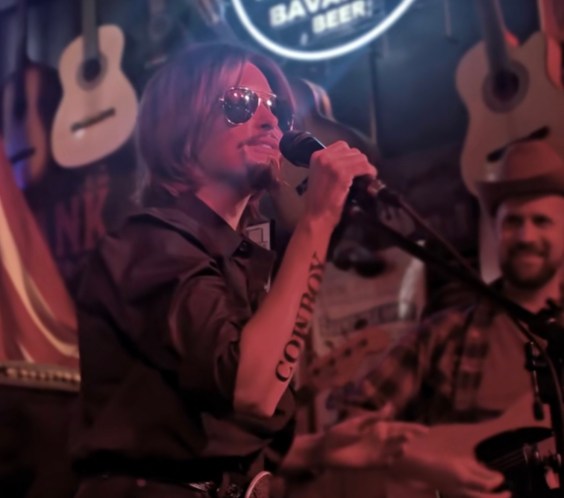 Kacey Musgraves, Dressed As Ronnie Dunn, Sings A Surprise Brooks & Dunn Cover In Nashville