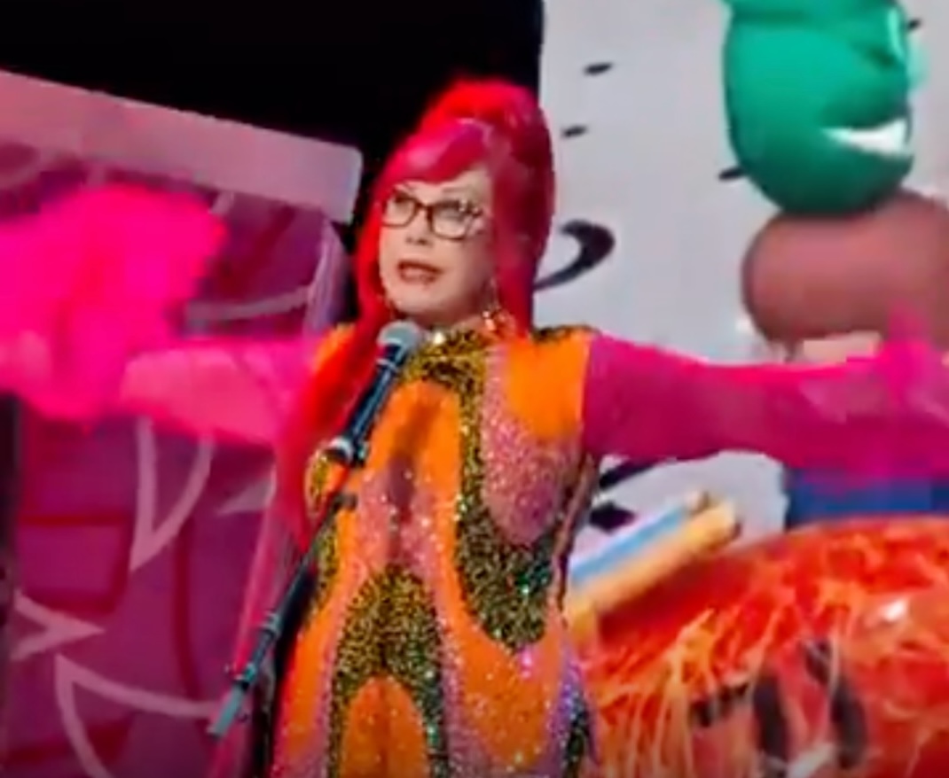 Kate Pierson Sings Pee-wee’s Playhouse Theme At Netflix’s 40th Anniversary Tribute Concert