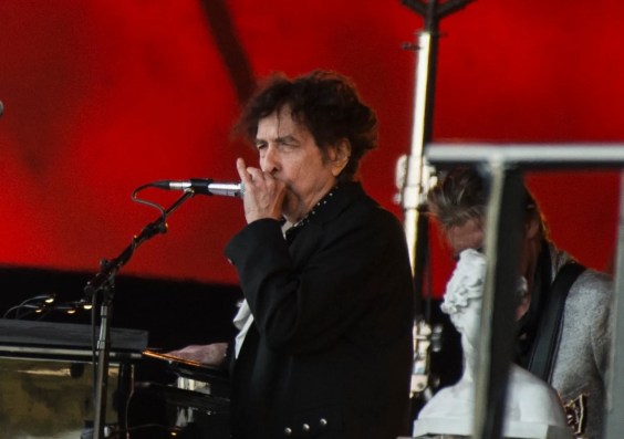 Bob Dylan Sings "I Shall Be Released" for First Time in 18 Years