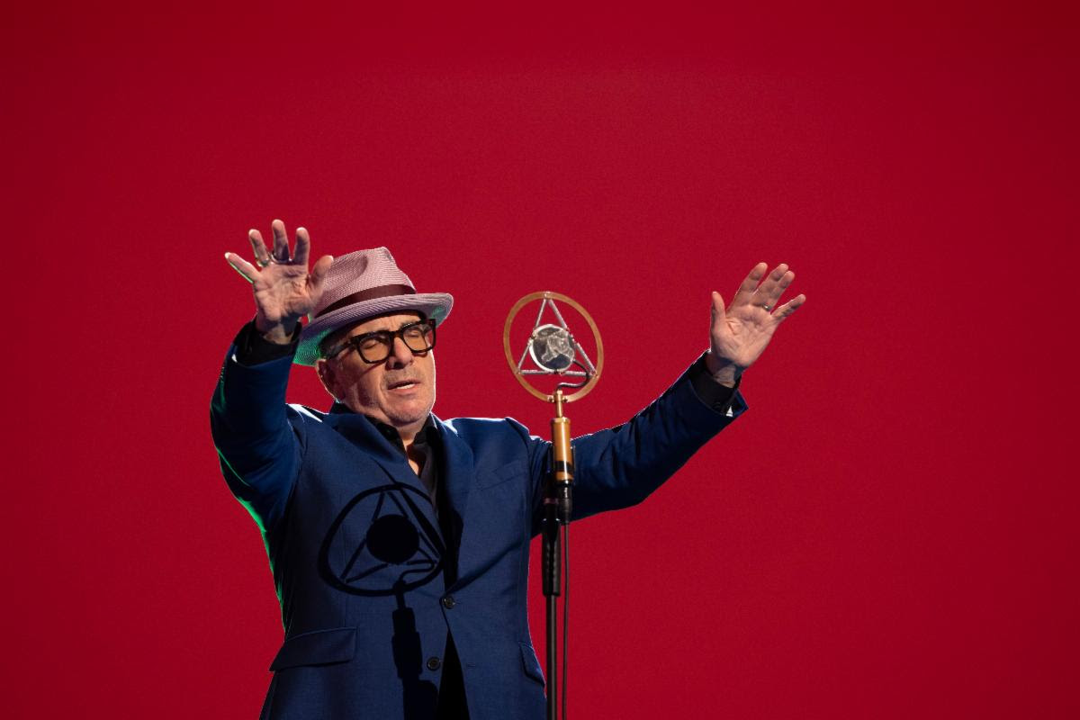 Elvis Costello Knocks Oasis, Defends Olivia