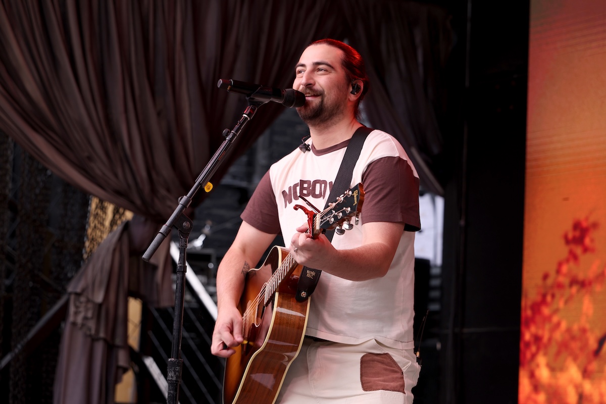 Noah Kahan Claps Back at Wild Fan Behavior! — photo 3