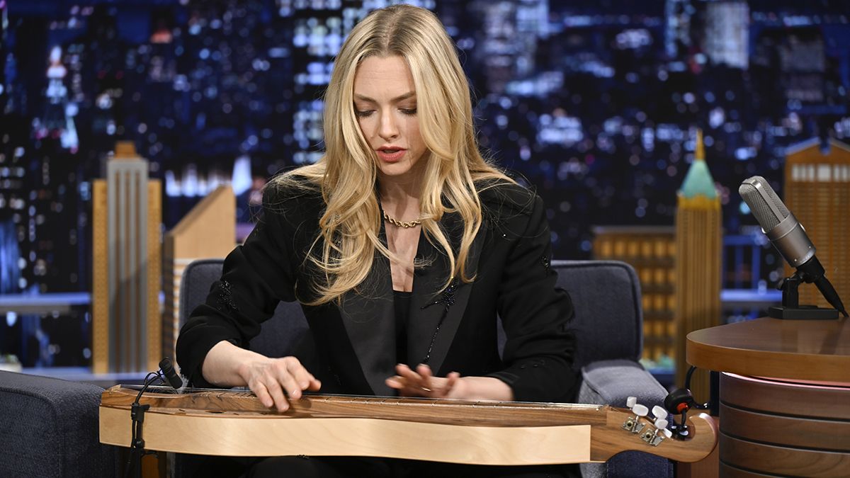 Amanda Seyfried Reveals Viral Dulcimer Performance Stemmed From A Shelved Joni Mitchell Movie