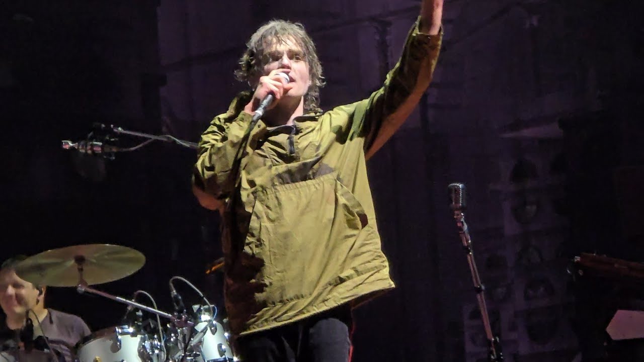 MCR Finally Plays "Ambulance" Live, Fans Go Wild! — photo 1