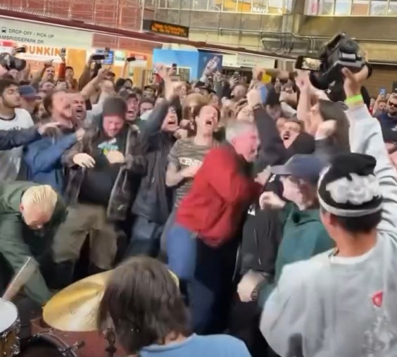 Fiddlehead Perform at Alewife Station, Lou Barlow Joins Them in Maine