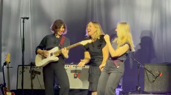 Liz Phair and Sleater-Kinney Perform Elastica Cover in Boston