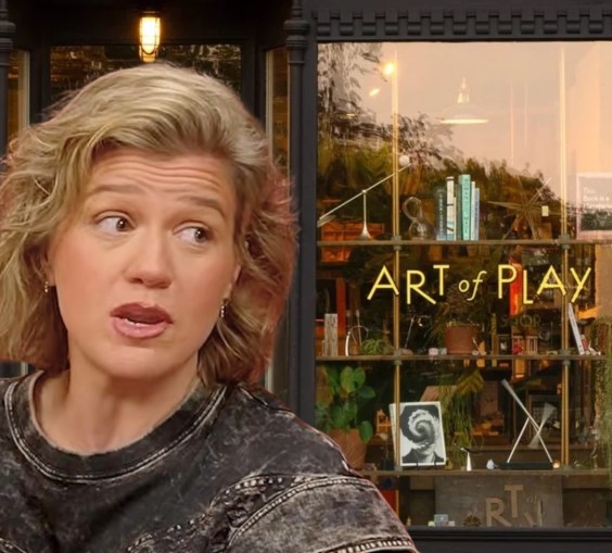 Kelly Clarkson Fires Back At Brooklyn Curiosity Shop image
