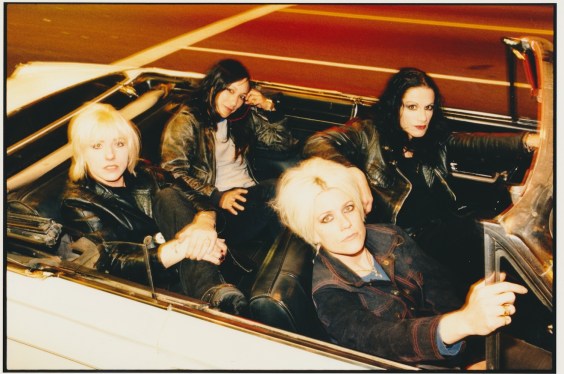 L7 Mourns Jennifer Finch: Bassist Dies at 59 After Brain Cancer Diagnosis